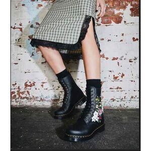 Dr. Martens 1490 Bloom 10 Eye Boots